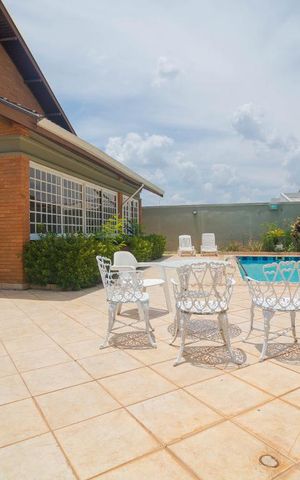 Casa à venda com 438m², 5 quartos e sem vaga Casa à venda com 438m², 5 quartos e sem vagaQuintal