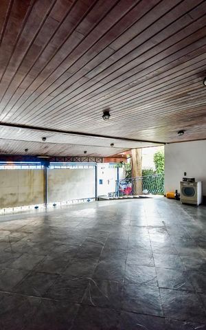 Casa para alugar com 650m², 4 quartos e 6 vagas Casa para alugar com 650m², 4 quartos e 6 vagasGaragem