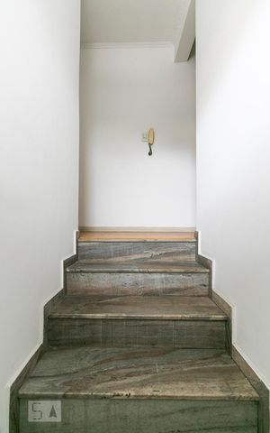 Casa à venda com 200m², 3 quartos e 5 vagasEscadas