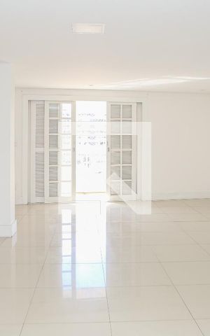 Casa à venda com 390m², 3 quartos e 3 vagas Casa à venda com 390m², 3 quartos e 3 vagasSala