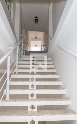 Casa à venda com 390m², 3 quartos e 3 vagas Casa à venda com 390m², 3 quartos e 3 vagasEscada de Entrada