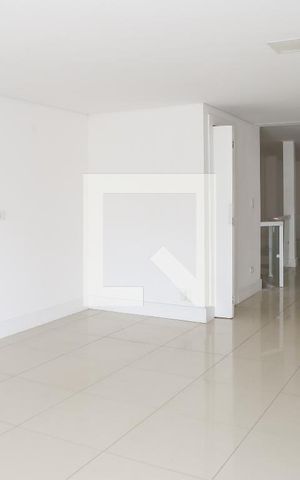Casa à venda com 390m², 3 quartos e 3 vagas Casa à venda com 390m², 3 quartos e 3 vagasSala
