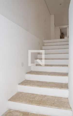 Casa à venda com 390m², 3 quartos e 3 vagas Casa à venda com 390m², 3 quartos e 3 vagasEscada