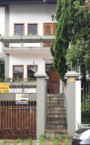 Casa à venda com 350m², 4 quartos e 4 vagas Casa à venda com 350m², 4 quartos e 4 vagasFachada
