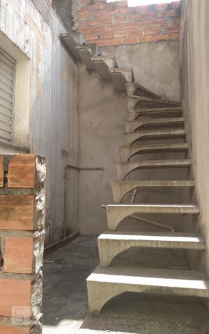 Casa à venda com 130m², 2 quartos e sem vaga Casa à venda com 130m², 2 quartos e sem vagaEscada para andar superior
