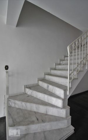 Casa para alugar com 121m², 3 quartos e 2 vagasEscadas