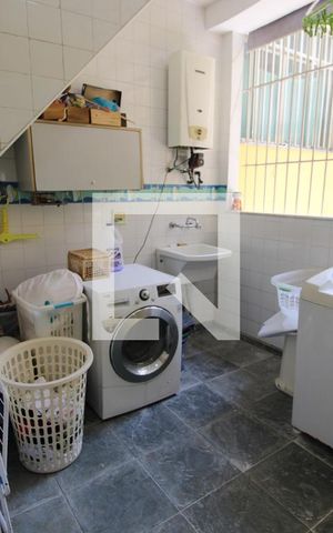 Casa de condomínio à venda com 240m², 3 quartos e 1 vagaÁrea de Serviço
