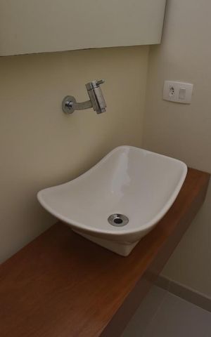 Apartamento para alugar com 250m², 4 quartos e 3 vagasBanheiro Social Pia em bancada de madeira