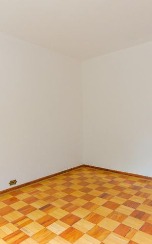 Casa à venda com 272m², 6 quartos e 4 vagas Casa à venda com 272m², 6 quartos e 4 vagasQuarto 1