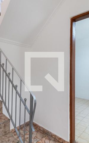 Casa à venda com 92m², 2 quartos e 2 vagasEscada