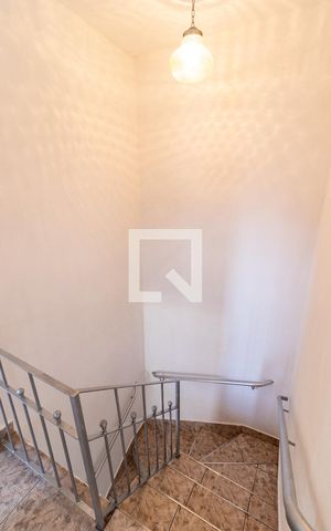 Casa à venda com 92m², 2 quartos e 2 vagasEscada