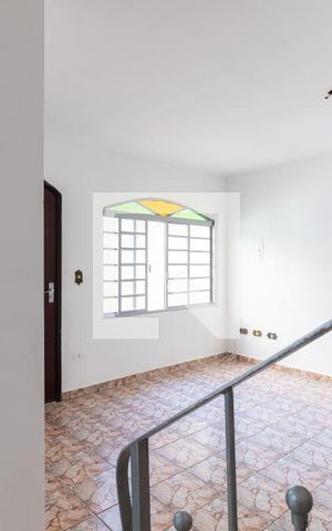 Casa à venda com 92m², 2 quartos e 2 vagasEscada
