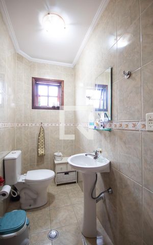 Casa à venda com 200m², 3 quartos e 6 vagas Casa à venda com 200m², 3 quartos e 6 vagasLavabo
