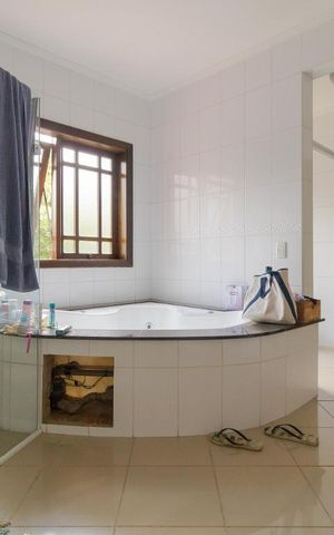 Casa de condomínio à venda com 900m², 3 quartos e 8 vagas Casa de condomínio à venda com 900m², 3 quartos e 8 vagasBanheiro da Suíte Master