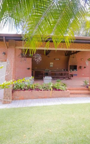 Casa de condomínio à venda com 900m², 3 quartos e 8 vagas Casa de condomínio à venda com 900m², 3 quartos e 8 vagasChurrasqueira