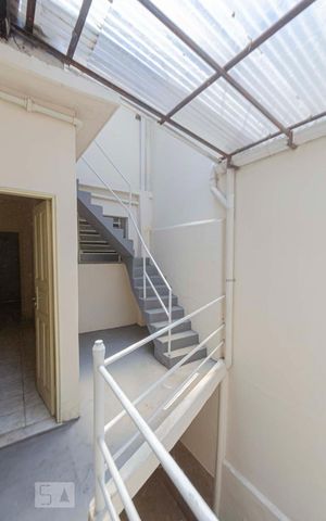 Casa para alugar com 210m², 5 quartos e 1 vagaEscada externa