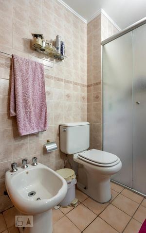 Casa de condomínio à venda com 300m², 6 quartos e 2 vagas Casa de condomínio à venda com 300m², 6 quartos e 2 vagasBanheiro da Suíte