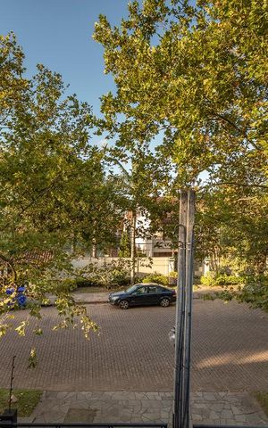 Casa de condomínio à venda com 300m², 6 quartos e 2 vagas Casa de condomínio à venda com 300m², 6 quartos e 2 vagasVista