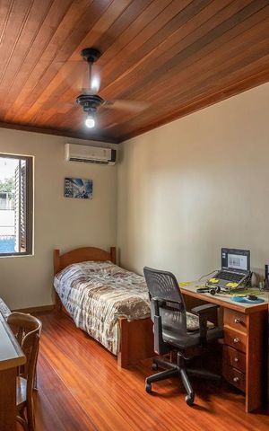 Casa de condomínio à venda com 300m², 6 quartos e 2 vagas Casa de condomínio à venda com 300m², 6 quartos e 2 vagasQuarto 1