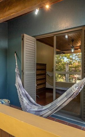 Casa de condomínio à venda com 300m², 6 quartos e 2 vagas Casa de condomínio à venda com 300m², 6 quartos e 2 vagasVaranda