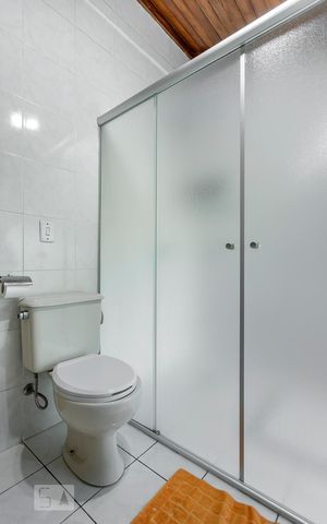 Casa de condomínio à venda com 300m², 6 quartos e 2 vagas Casa de condomínio à venda com 300m², 6 quartos e 2 vagasBanheiro 1