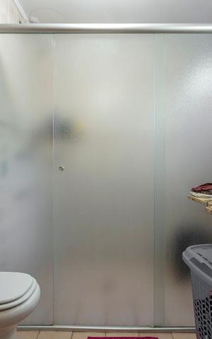 Casa de condomínio à venda com 300m², 6 quartos e 2 vagas Casa de condomínio à venda com 300m², 6 quartos e 2 vagasBanheiro da Suíte