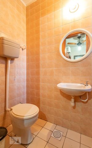 Casa de condomínio à venda com 300m², 6 quartos e 2 vagas Casa de condomínio à venda com 300m², 6 quartos e 2 vagasBanheiro de Serviço