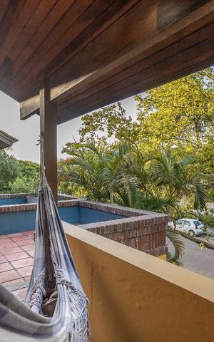 Casa de condomínio à venda com 300m², 6 quartos e 2 vagas Casa de condomínio à venda com 300m², 6 quartos e 2 vagasVaranda
