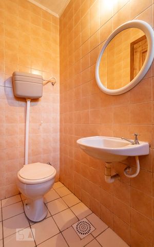 Casa de condomínio à venda com 300m², 6 quartos e 2 vagas Casa de condomínio à venda com 300m², 6 quartos e 2 vagasBanheiro de Serviço