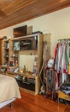 Casa de condomínio à venda com 300m², 6 quartos e 2 vagas Casa de condomínio à venda com 300m², 6 quartos e 2 vagasSuíte