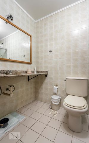 Casa de condomínio à venda com 300m², 6 quartos e 2 vagas Casa de condomínio à venda com 300m², 6 quartos e 2 vagasBanheiro 3