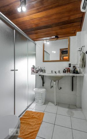 Casa de condomínio à venda com 300m², 6 quartos e 2 vagas Casa de condomínio à venda com 300m², 6 quartos e 2 vagasBanheiro 1
