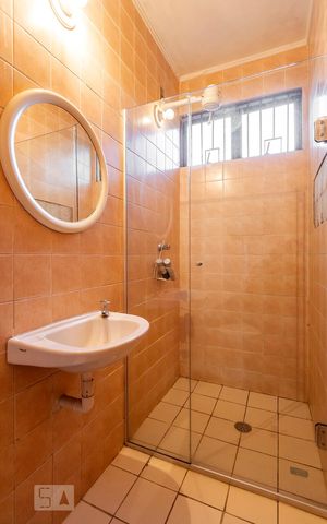 Casa de condomínio à venda com 300m², 6 quartos e 2 vagas Casa de condomínio à venda com 300m², 6 quartos e 2 vagasBanheiro de Serviço