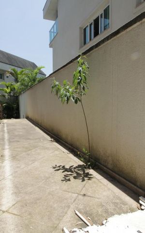 Casa de condomínio à venda com 820m², 4 quartos e 6 vagasCorredor externo