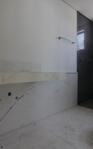 Casa de condomínio à venda com 820m², 4 quartos e 6 vagasBanheiro da suíte 1