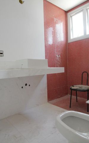 Casa de condomínio à venda com 820m², 4 quartos e 6 vagasBanheiro da suíte 2