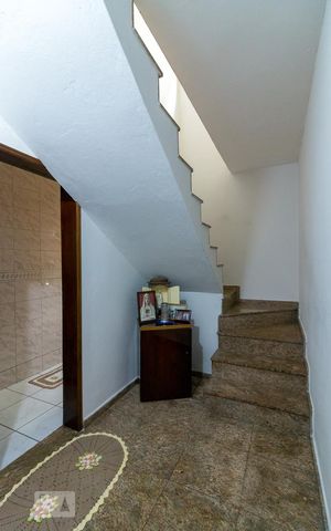 Casa à venda com 198m², 3 quartos e 2 vagasEscada para os quartos