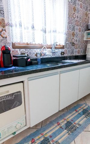 Casa à venda com 198m², 3 quartos e 2 vagasCozinha - pia e armários