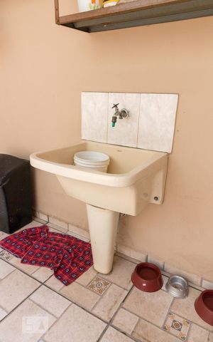Casa à venda com 198m², 3 quartos e 2 vagasÁrea externa - tanque