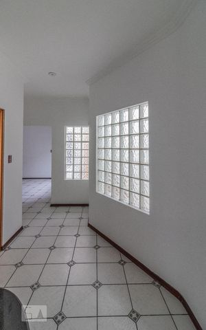 Casa para alugar com 300m², 4 quartos e 6 vagas Casa para alugar com 300m², 4 quartos e 6 vagasCorredor