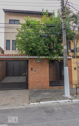 Casa para alugar com 300m², 4 quartos e 6 vagas Casa para alugar com 300m², 4 quartos e 6 vagasFachada