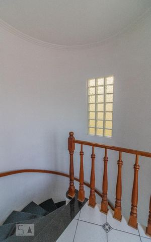 Casa para alugar com 300m², 4 quartos e 6 vagas Casa para alugar com 300m², 4 quartos e 6 vagasEscada