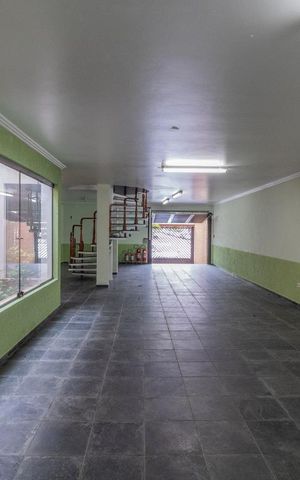 Casa para alugar com 300m², 4 quartos e 6 vagas Casa para alugar com 300m², 4 quartos e 6 vagasGaragem
