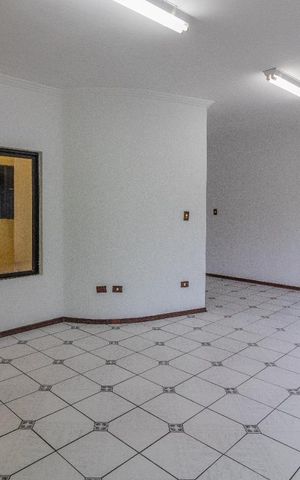 Casa para alugar com 300m², 4 quartos e 6 vagas Casa para alugar com 300m², 4 quartos e 6 vagasSala