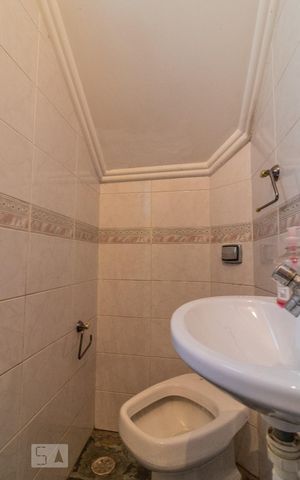Casa para alugar com 300m², 4 quartos e 6 vagas Casa para alugar com 300m², 4 quartos e 6 vagasBanheiro garagem