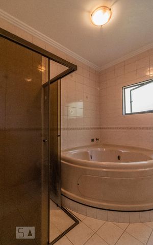 Casa para alugar com 300m², 4 quartos e 6 vagas Casa para alugar com 300m², 4 quartos e 6 vagasBanheiro do Quarto 5