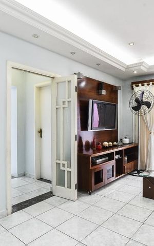 Casa à venda com 312m², 2 quartos e 5 vagas Casa à venda com 312m², 2 quartos e 5 vagasSala