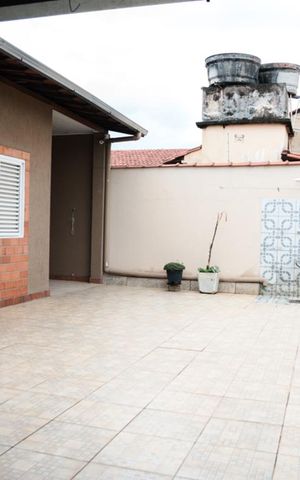 Casa à venda com 200m², 3 quartos e 4 vagasParte da frente da casa