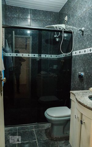 Casa à venda com 200m², 3 quartos e 4 vagasBanheiro da Suite 2