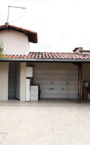 Casa à venda com 200m², 3 quartos e 4 vagasParte da frente da casa e varanda gourmet